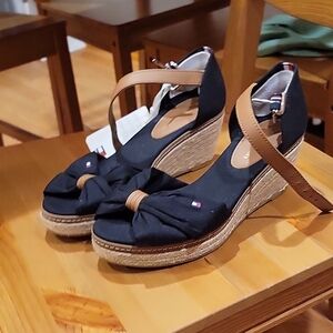 Elegant Black Wedge Sandals with Brown Straps